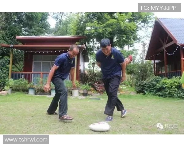 蒙眼踢足球挑战极限感官体验让你重新认识这项运动的乐趣与魅力 蒙眼踢足球挑战极限感官体验让你重新认识这项运动的乐趣与魅力